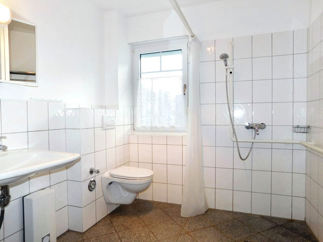 Apartment EG rechts - Bad mit ebenerdiger Dusche