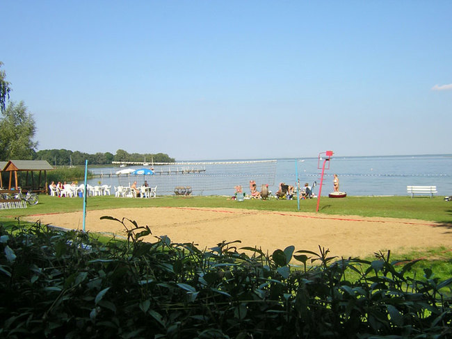 Badewiese mit Beachvolleyballfeld