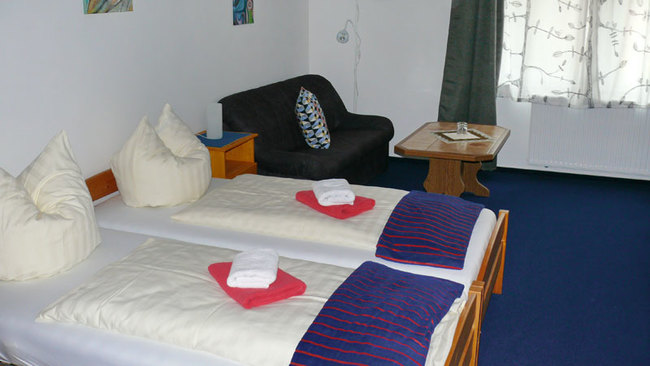 Zimmer mit Doppelbett & Couch