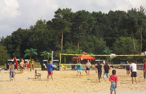 strandbereich-mit-ostseesand-volleyballfeld