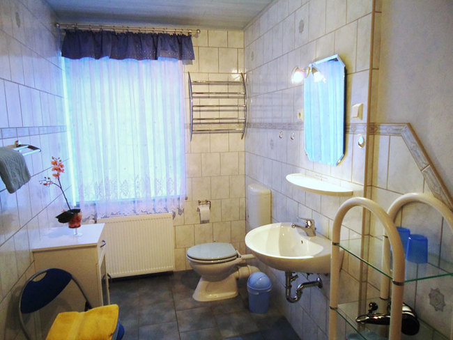 Fewo 2 - Bad mit WC und Waschbecken