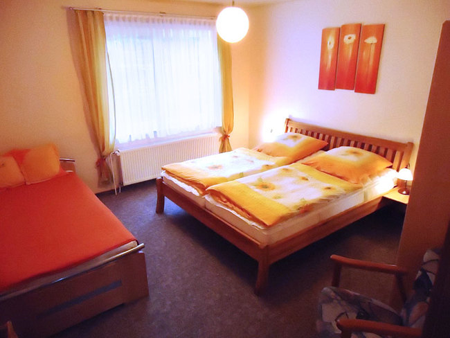 Fewo 2 - Schlafzimmer mit Doppelbett