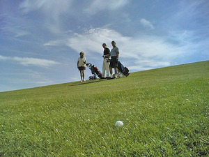golfball-mit-spielern-im-hintergrund