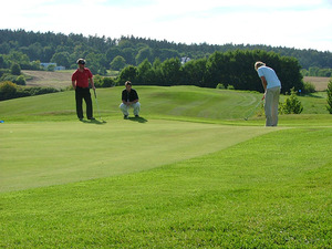 Drei Golfspieler auf den Grün drei-golfspieler-auf-dem-gruen