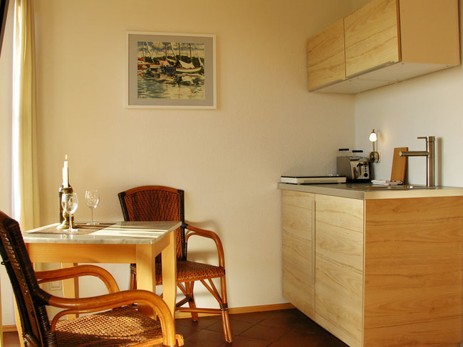 Wohnraum mit Küche und Esstisch