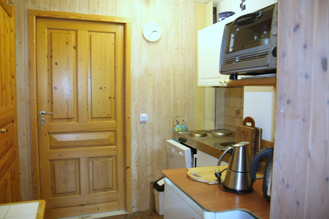 Küche mit Spülmachine, Kühlschrank & Herd