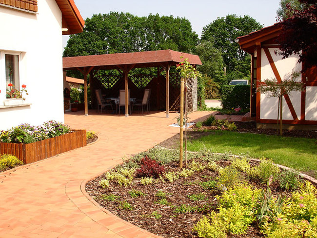 Grundstück mit Garten und Terrasse