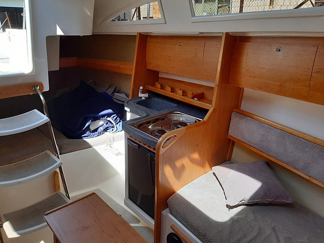 Sedna 26 - Kajüte mit Sitz- und Schlafplätzen