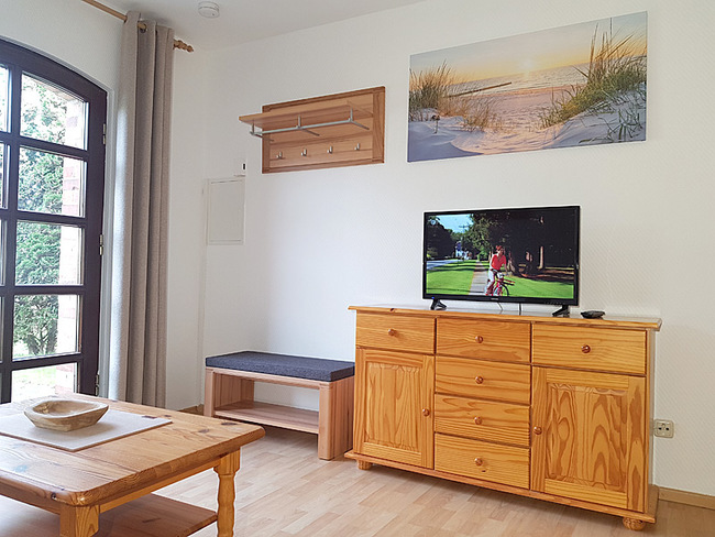 Fewo 2 - Wohnraum mit Sideboard, TV & Garderobe