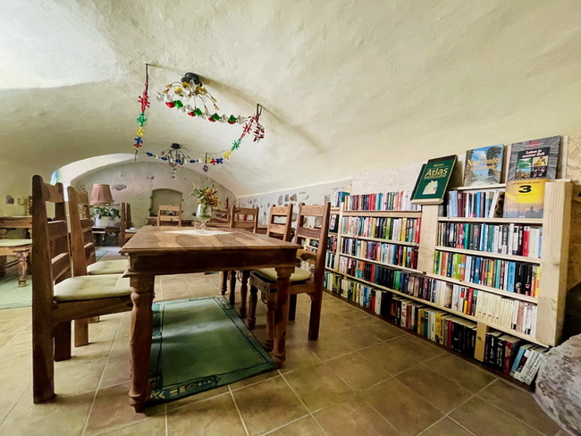 Gewölbekeller mit Bibliothek