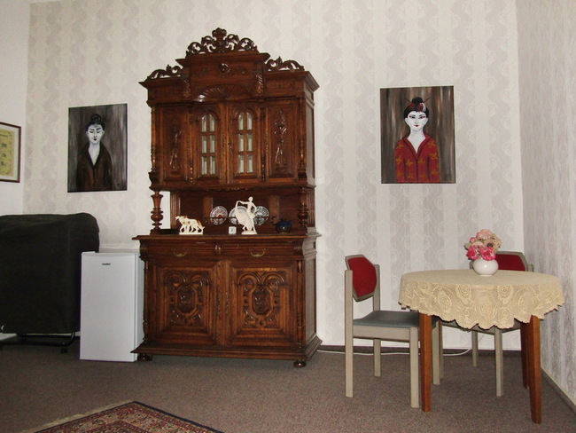Zimmer mit altem Schrank & Sitzecke