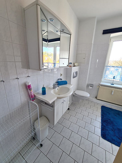 Bad mit Waschbecken, Spiegelschrank & WC