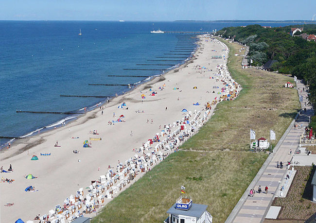 Luftbild von Kühlungsborn mit Strand und Ostsee