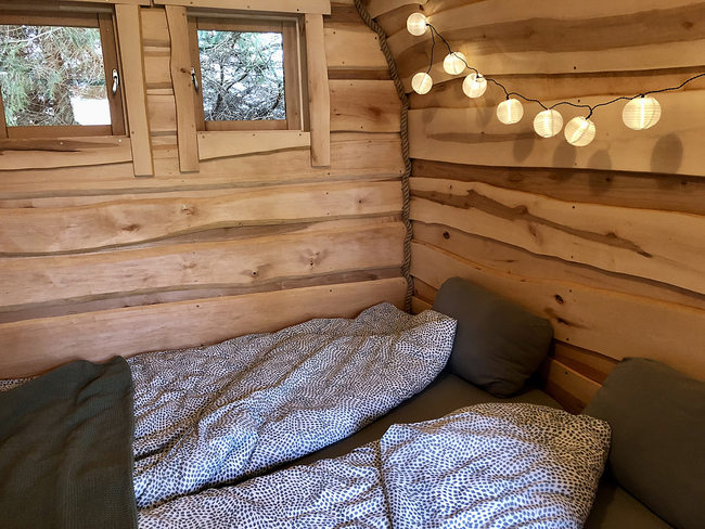 große Holzhütte - Schlafplatz