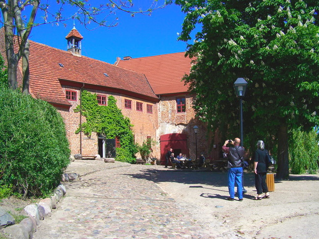 Burg Penzlin mit Hexenkeller