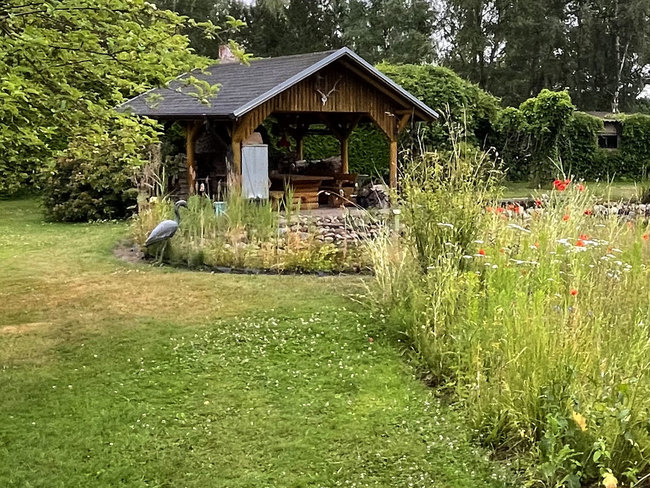 Garten mit Teich und Pavillon