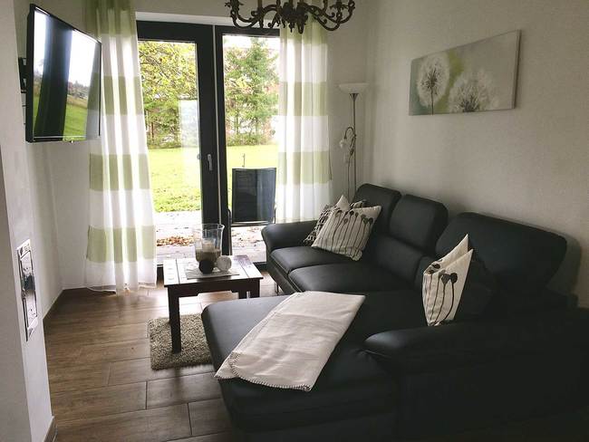Wohnraum mit Couch im Ferienhaus