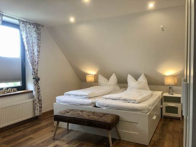 Schlafzimmer mit Doppelbett im Ferienhaus
