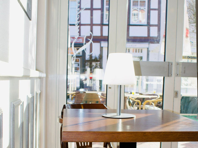 Pension & Café Leuschner - Lampe mit Fensterblick