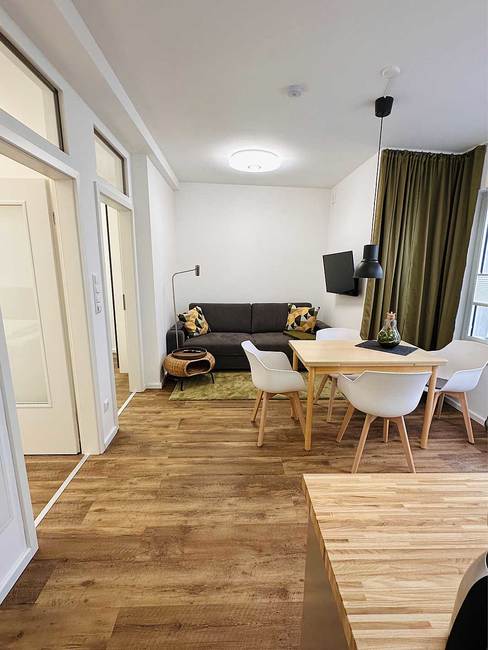 Apartment - Wohnraum mit Essplatz & Couch