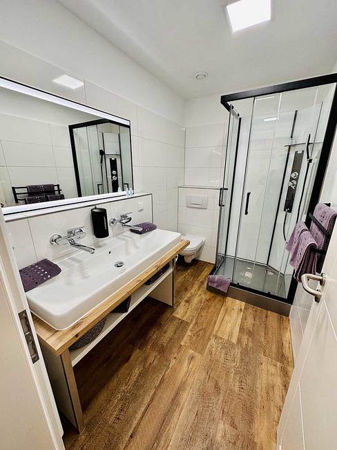 Apartment - Bad mit Dusche, WC & Waschbecken