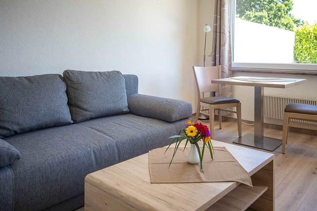 Wohnraum mit Couch und Essplatz im FH Anja