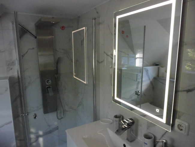 Badezimmer mit Dusche