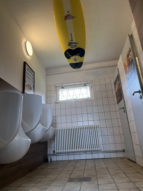 Herrentoilette im Sanitärhaus