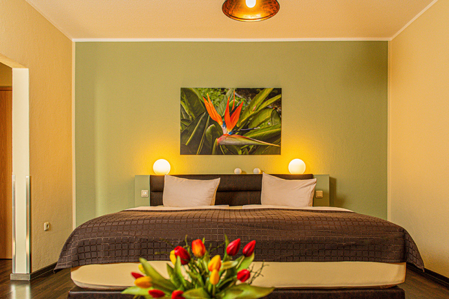 Doppelzimmer mit großem Doppelbett