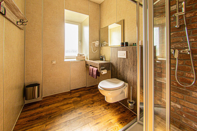 Modernes Bad mit Fenster