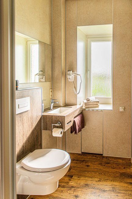 Modernes Bad mit Fenster