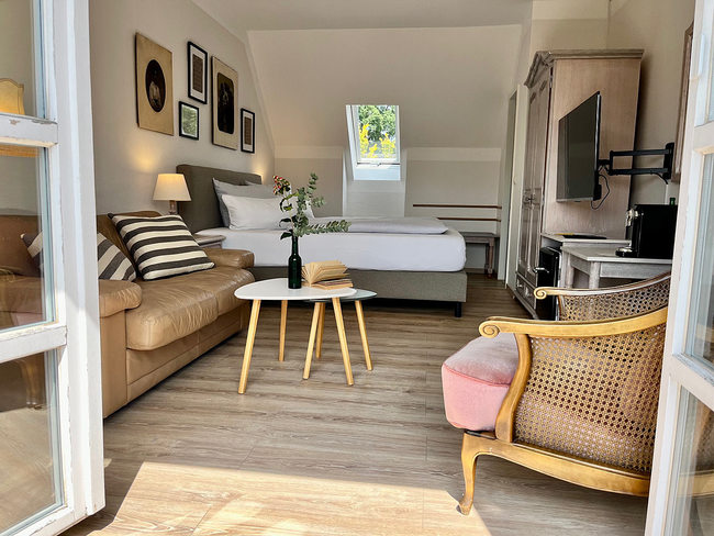 Zimmer OG mit Doppelbett und Couch