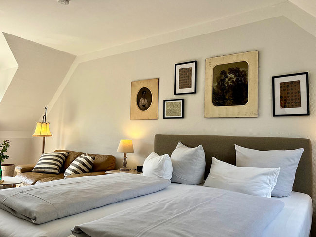 Zimmer OG mit Doppelbett und Couch