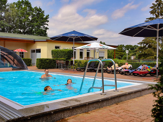 Pool in der Ferienanlage