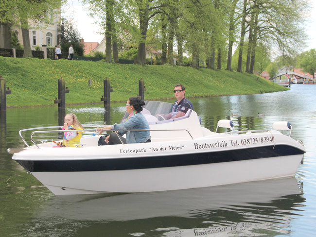 Komm lass uns angeln Familienausflug mit einem Boot