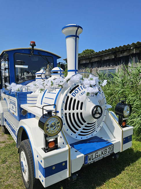 Bäderbahn mit Hochzeitsschmuck