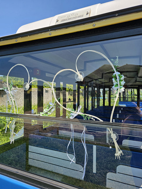 Bäderbahn mit Hochzeitsschmuck